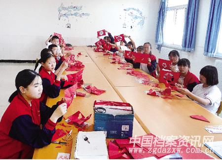 女人爱美做好保养 早晚使用悦蕾水凝露养出水嫩美肌